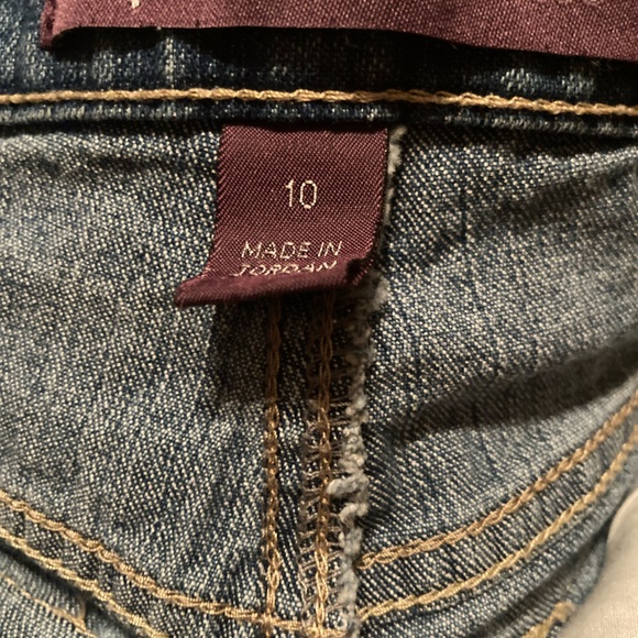 Size 10 Women’s Gloria Vanderbilt jeans with buttons on the 2 back pockets - Picture 5 of 5
